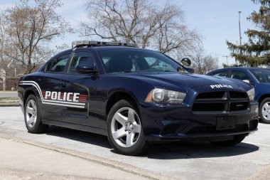 Richmond - Nisan 2022: Polis arabası polis departmanından telefon bekliyor. Polisin görevleri federal, eyalet ve yerel yasaları uygulamak..