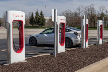 Richmond - Nisan 2022: Tesla EV elektrikli araç şarj ediliyor. Tesla ürünleri arasında elektrikli arabalar, batarya enerji deposu ve güneş panelleri yer alıyor.