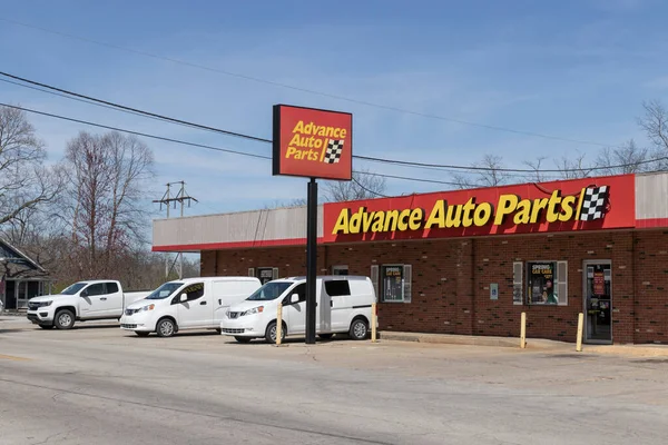 Richmond - Nisan 2022: İleri Otomobil Parça Mağazası. Advance Auto Parts, ABD 'deki en büyük otomotiv yedek parça perakendecisi..