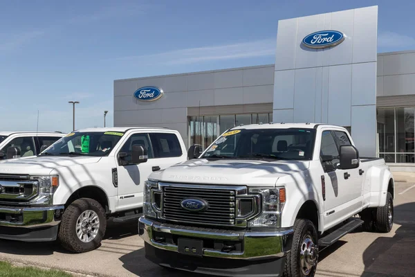 Richmond Sekitar April 2022 Digunakan Ford 350 Display Dealer Dengan — Stok Foto