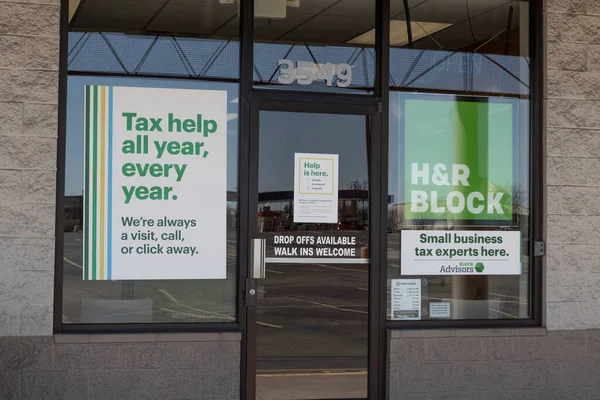 Richmond - Nisan 2022: H & R Blok Perakende Vergi Hazırlama Konumu. Blok 12 bin Konum Çalıştırıyor.