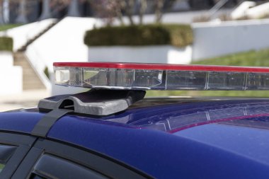Polis ışığı barı, çatıya monte edilmiş kırmızı ışıklar. Trafik ve acil durumlarda kullanım için.