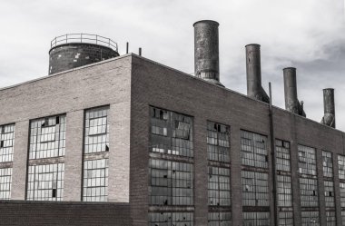 Terk edilmiş kömür santrali, kırık camları, fazla kömürü ve yıpranmış dış görünüşü. Kömür santralleri yenilenebilir enerji kaynakları lehine kademeli olarak kapatıldı.