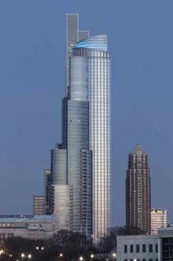 Chicago - Nisan 2022: gündoğumunda Grant Kondominyum Kulesi. Doğuya bakan Grant konutları Michigan Gölü 'nü doğrudan görüyor. Kuzeye bakan birimler Chicago şehir merkezine bakıyor..