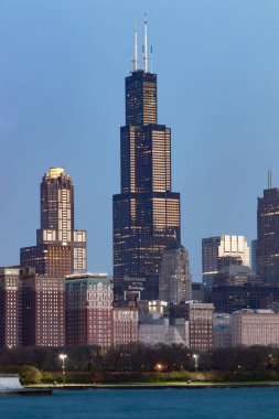 Chicago - Nisan 2022: Willis veya Sears Kulesi, gün doğumunda. Chicago Cubs, Bears, Blackhawks ve Deep Pizzaya ev sahipliği yapıyor..