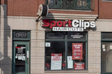 Chicago - Nisan 2022: Sport Clips alışveriş merkezi kuaför salonu. SportClips spor temalı bir saç stili deneyimi sunar.