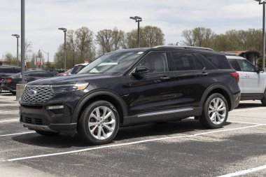 Fishers - Mayıs 2022: Ford Explorer bir galeride sergileniyor. Ford Explorer 'ı temel model olarak sunar, XLT, Limited, ST, King Ranch ve Platinum sürümü.