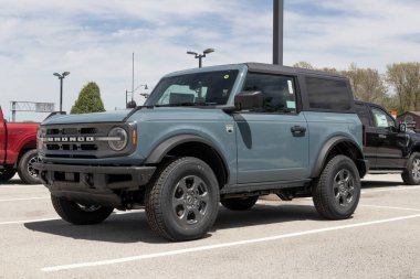 Fishers - Mayıs 2022: Ford Bronco bir galeride sergileniyor. Broncos bir temel modelle sipariş edilebilir ya da Ford 'un sokak ve off-road kullanımı için 200' e kadar aksesuarı vardır..