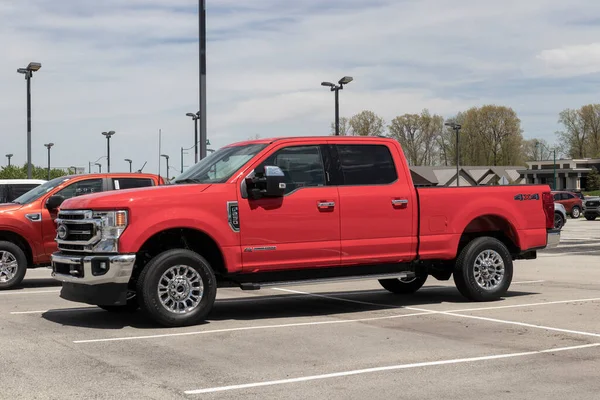 Fishers - Mayıs 2022: Ford F-250 bir galeride sergileniyor. Ford F250 XL, XLT, Lariat, King Ranch ve Platinum modellerinde mevcuttur..