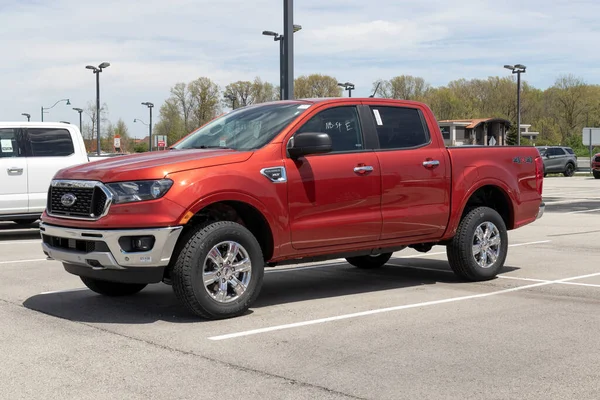 Fishers - Mayıs 2022: Ford Ranger kamyonet sergisi bir galeride. Ranger modelleri XL, XLT ve Lariat 'dır..