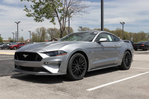 Fishers - Mayıs 2022: Ford Mustang bir galeride sergileniyor. Mustang 'ler temel model olan GT, Mach 1 veya Shelby GT500 ile sipariş edilebilir..