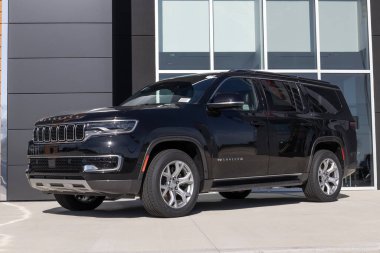 Tipton - Mayıs 2022: Stellantis bayiliğinde Jeep Wagoneer sergisi. Jip 1, 2 ya da 3. Serilerde Wagoneer 'i sunar..