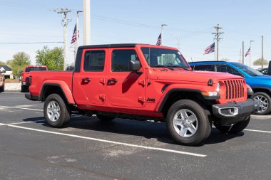 NoBlesville - Mayıs 2022: Bir Stellantis satıcısında Jeep Gladyatör gösterisi. Jeep Gladyatör modelleri Sport, Willys, Rubicon ve Mojave 'dir..