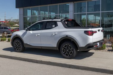 NoBlesville - Mayıs 2022: Hyundai Santa Cruz bir galeride sergileniyor. Hyundai, SE, SEL, SEL Premium ve Limited modellerinde Santa Cruz 'u sunar..