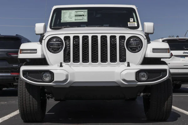 NoBlesville - Mayıs 2022: Stellantis bayiliğinde Jeep Wrangler sergisi. Jeep, Wrangler 'e Sport, Sahara ve Rubicon modelleri sunar..