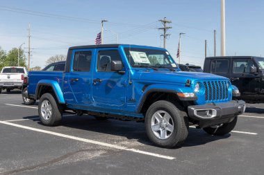 NoBlesville - Mayıs 2022: Bir Stellantis satıcısında Jeep Gladyatör gösterisi. Jeep Gladyatör modelleri Sport, Willys, Rubicon ve Mojave 'dir..