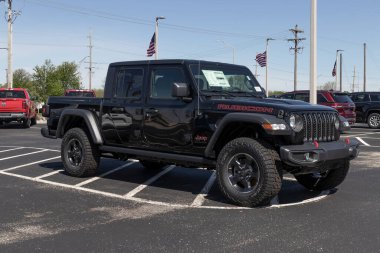 NoBlesville - Mayıs 2022: Bir Stellantis satıcısında Jeep Gladyatör gösterisi. Jeep Gladyatör modelleri Sport, Willys, Rubicon ve Mojave 'dir..