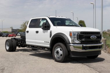 Fishers - Mayıs 2022: Ford F-550 Super Duty Chassis Taksi bir galeride sergileniyor. Ford F550 benzin ya da dizel modellerle geliyor..