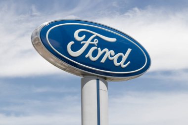 Fishers - Mayıs 2022: Ford Car, SUV ve kamyonet satıcısı. Ford, Mustang, Escape, Explorer ve en çok satan F-150 ve F-Serisi kamyonlarını üretir..
