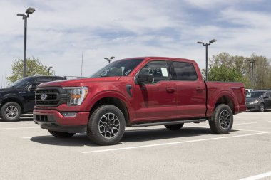 Fishers - Mayıs 2022: Ford F-150 bir galeride sergileniyor. Ford F150 XL, XLT, Lariat, King Ranch, Platinum ve Limited modellerinde mevcuttur..
