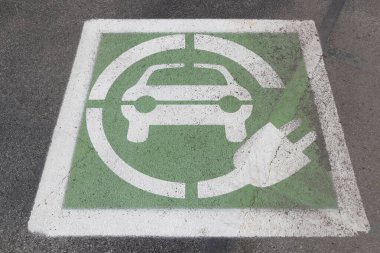 Elektrikli araç park yerini dolduruyor. Birçok işveren ve perakende mağazası özellikle EV elektrikli araç için park yeri ayırıyor.