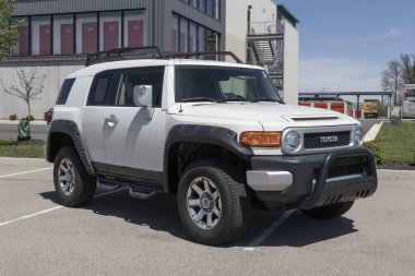 Noblesville - Mayıs 2022: Kullanılmış Toyota FJ Cruiser bir galeride sergileniyor. Mevcut tedarik sorunlarıyla, Toyota talebi karşılamak için çok sayıda kontörlü araba alıp satıyor.