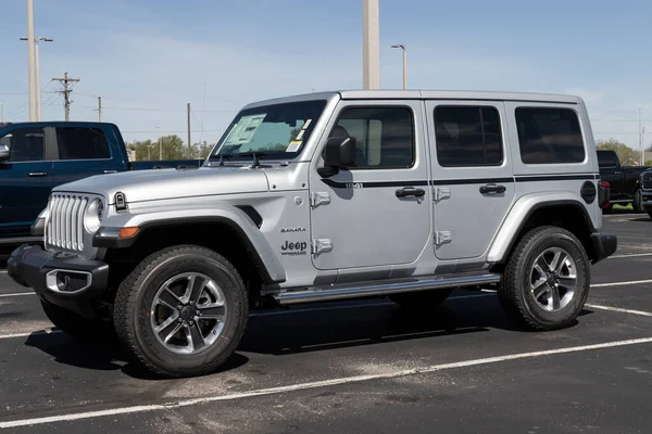 NoBlesville - Mayıs 2022: Stellantis bayiliğinde Jeep Wrangler sergisi. Jeep, Wrangler 'e Sport, Sahara ve Rubicon modelleri sunar..