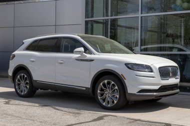 Elkhart - Mayıs 2022: Lincoln Nautilus bir Ford bayiliğinde sergileniyor. Lincoln Standard, Reserve ve Black Label modelleri Nautilus sunar.