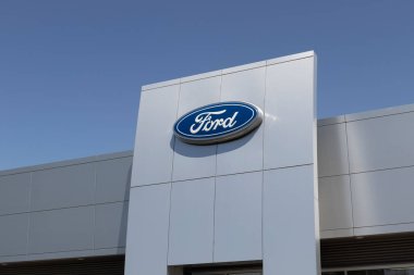Kendallville - Mayıs 2022: Ford Car, SUV ve kamyonet satıcısı. Ford F-150 ve F-Serisi kamyonları, Mustang Mach-E ve Escape üretiyor..