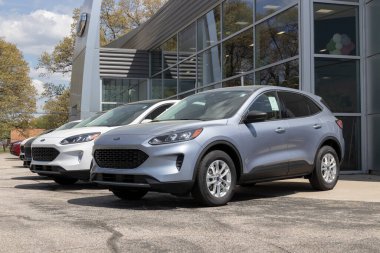 Elkhart - Mayıs 2022: Ford Escape bir galeride sergileniyor. Ford firarı S, SE, Hybrid ve Titanium modellerinde sunar..