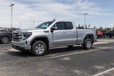 Balıkçılar - Mayıs 2022: Bir galeride GMC Sierra pikap görüntüsü. GMC Sierra 'ya HD, HD Pro, AT4 ve Denali modelleri sunar.