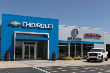 Kendallville - Mayıs 2022: Chevrolet, Buick ve GMC Car, SUV ve kamyonet satıcısı. Chevrolet, Buick ve GMC General Motors 'un bölümleridir..