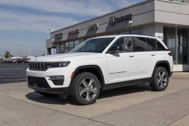 Kokomo - Mayıs 2022: Stellantis bayiliğinde Grand Cherokee Jeep sergisi. Jeep, Laredo, Trailhawk ve Overland modellerinde Grand Cherokee sunar..