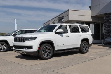 Kokomo - Mayıs 2022: Stellantis bayiliğinde Jeep Wagoneer sergisi. Jip 1, 2 ya da 3. Serilerde Wagoneer 'i sunar..