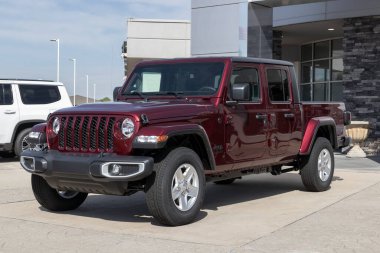 Kokomo - Mayıs 2022: Bir Stellantis satıcısında Jeep Gladyatör gösterisi. Jeep Gladyatör modelleri Sport, Willys, Rubicon ve Mojave 'dir..