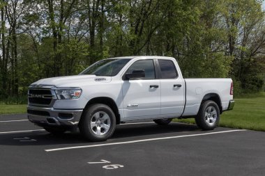 Kokomo - Mayıs 2022: Ram 1500 sergisi Stellantis bayiliğinde. Ram, Rebel, Laramie, Big Horn ve Tradesman modellerinde 1500 teklif ediyor..