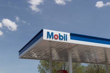 Elkhart - Mayıs 2022: Mobil benzin ve benzin istasyonu. ExxonMobil dünyanın en büyük petrol, petrol ve doğalgaz şirketi..