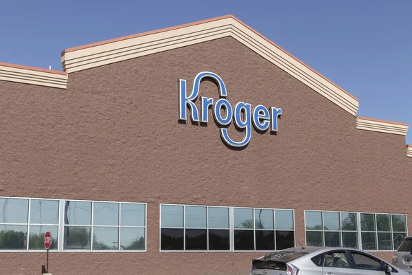 Kendallville - Mayıs 2022: Kroger Süpermarket. Kroger, ABD 'deki en büyük market zincirlerinden biridir..