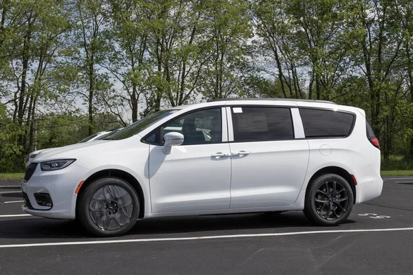 Kokomo Circa May 2022 Chrysler Pacifica Suv Minivan Display Dealership — Stok Foto