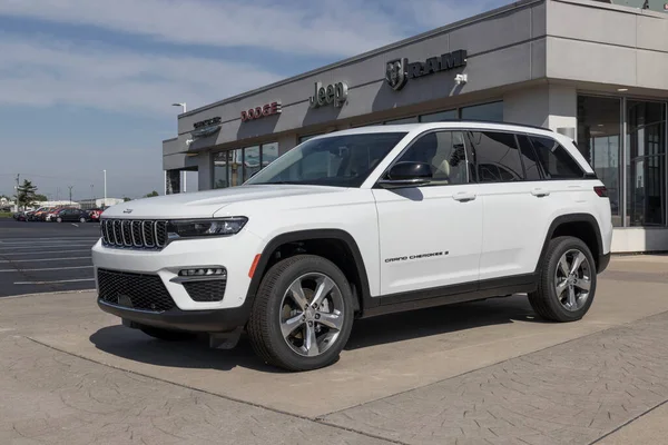 Kokomo - Mayıs 2022: Stellantis bayiliğinde Grand Cherokee Jeep sergisi. Jeep, Laredo, Trailhawk ve Overland modellerinde Grand Cherokee sunar..