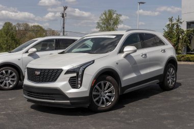 Elkhart - Mayıs 2022: Kullanılmış Cadillac XT4 sergisi. Mevcut tedarik sorunlarıyla, Cadillac talebi karşılamak için çok sayıda kontörlü araba alıp satıyor.