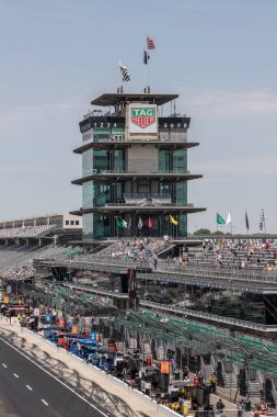 Indianapolis - Mayıs 2022: Indianapolis Motor Speedway 'de Indy 500 uygulama oturumları, IMS Pagoda dahil. IMS dünyanın yarış başkentidir..