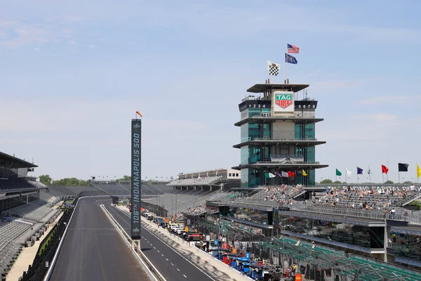 Indianapolis - Mayıs 2022: Indianapolis Motor Speedway 'de Indy 500 uygulama oturumları, IMS Pagoda dahil. IMS dünyanın yarış başkentidir..