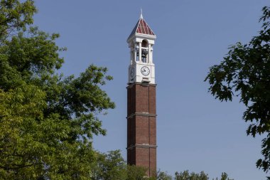 Batı Lafayette - Mayıs 2022: Purdue Bell Tower. Şimdiki Bell Tower, 1995 yılında Purdue Üniversitesi kampüsünde inşa edilmiştir..