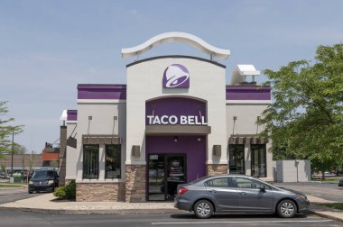 Batı Lafayette - Mayıs 2022: Taco Bell Fast Food Lokasyonu. Taco Bell, Yum 'un yan kuruluşu! Damgalar.