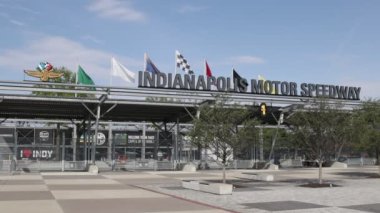 Indianapolis - Mayıs 2022 dolaylarında Indianapolis Motor Yarış Pisti Kapı 1 girişi. Indy 500 ve Brickyard 400 'ün evi. 15 Saniyelik Klip.
