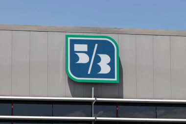 Cincinnati - Mayıs 2022: Fifth Bank Madison Operasyon Merkezi. Beşinci Üçüncü Hizmet 15 bölge 1300 'den fazla konuma sahip.