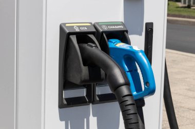 Indianapolis - Circa June 2022: CHAdeMO ve CCS bağlantıları kapasiteli ABB Electric Vehicle Charger. ABB toplam EV şarj çözümleri sunuyor.