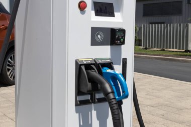 Indianapolis - Circa June 2022: CHAdeMO ve CCS bağlantıları kapasiteli ABB Electric Vehicle Charger. ABB toplam EV şarj çözümleri sunuyor.