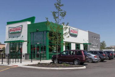 Indianapolis - Haziran 2022 Krispy Kreme çörek dükkanı. Krispy Kreme 'in donutları için sadık bir takipçisi var..